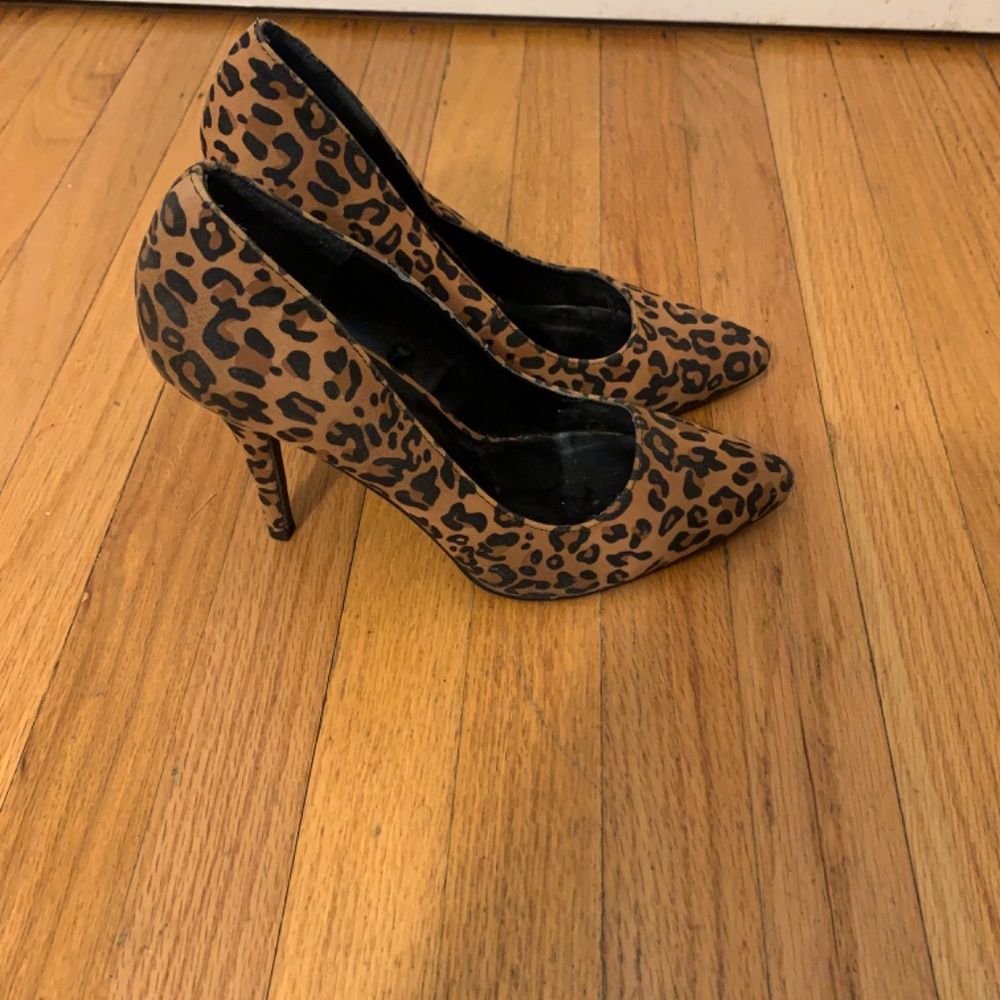 Beautiful Leopard Heels - Picture 2 of 4